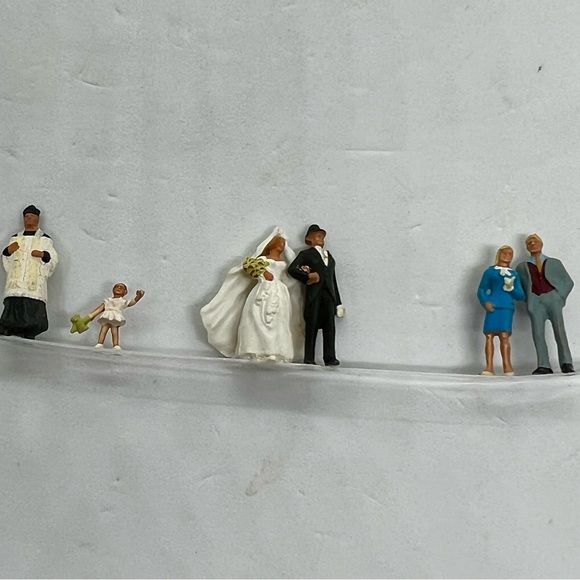 Vintage (New) PREISER HO Scale 58 Bridal Party Set Priest Bride Groom Guests - Picture 6 of 9